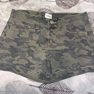 Low rise camo shorts size S